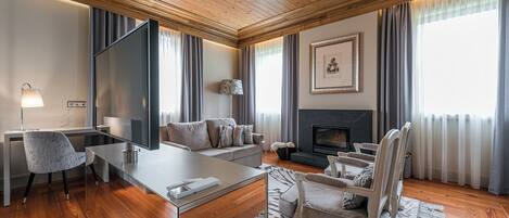 Luxury Suite, Valley View | Living area