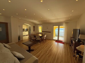 Appartement familial, balcon, vue sur la mer | Aire de séjour