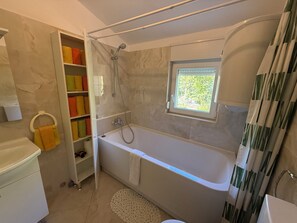 Appartement familial, balcon, vue sur la mer | Salle de bain
