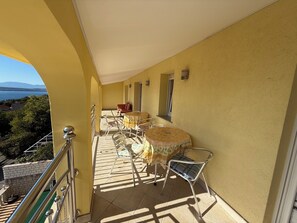 Appartement familial, balcon, vue sur la mer | Restauration en plein air