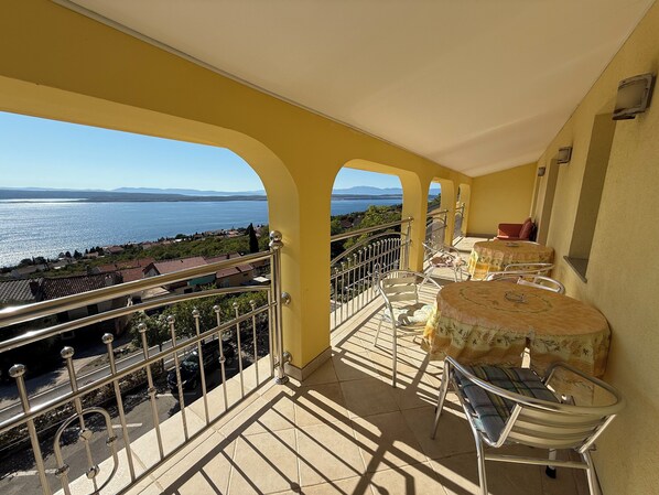 Appartement familial, balcon, vue sur la mer | Restauration en plein air
