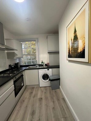 Fridge, microwave, oven, stovetop - Entire Apartment in Greater London, United Kingdom (London)
