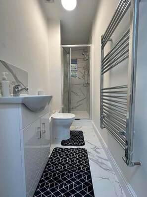 Ducha, secador de pelo, toallas