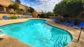 Außenpool, Sonnenschirme