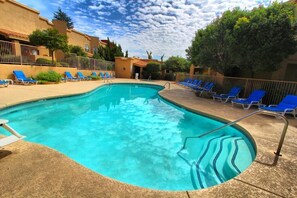 Outdoor pool, pool umbrellas - Owner Managed Sedona Springs Timeshare (Sedona)