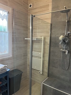 Shower, hair dryer, towels, toilet paper - Chez Antoine (Ajaccio)