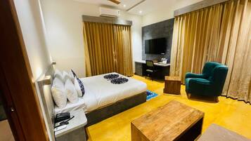 Luxury Room | Iron/ironing board, free WiFi, bed sheets