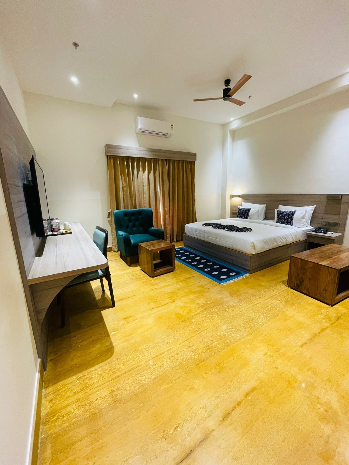 Luxury Room | Iron/ironing board, free WiFi, bed sheets