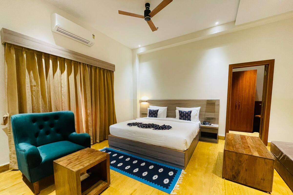 Deluxe Room, 1 King Bed, Non Smoking, Garden View | Iron/ironing board, free WiFi, bed sheets