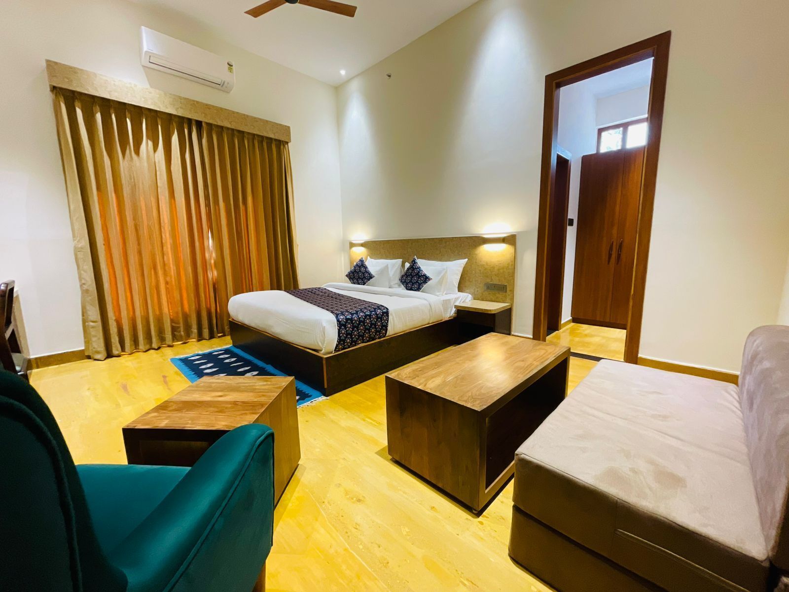 Iron/ironing board, free WiFi, bed sheets