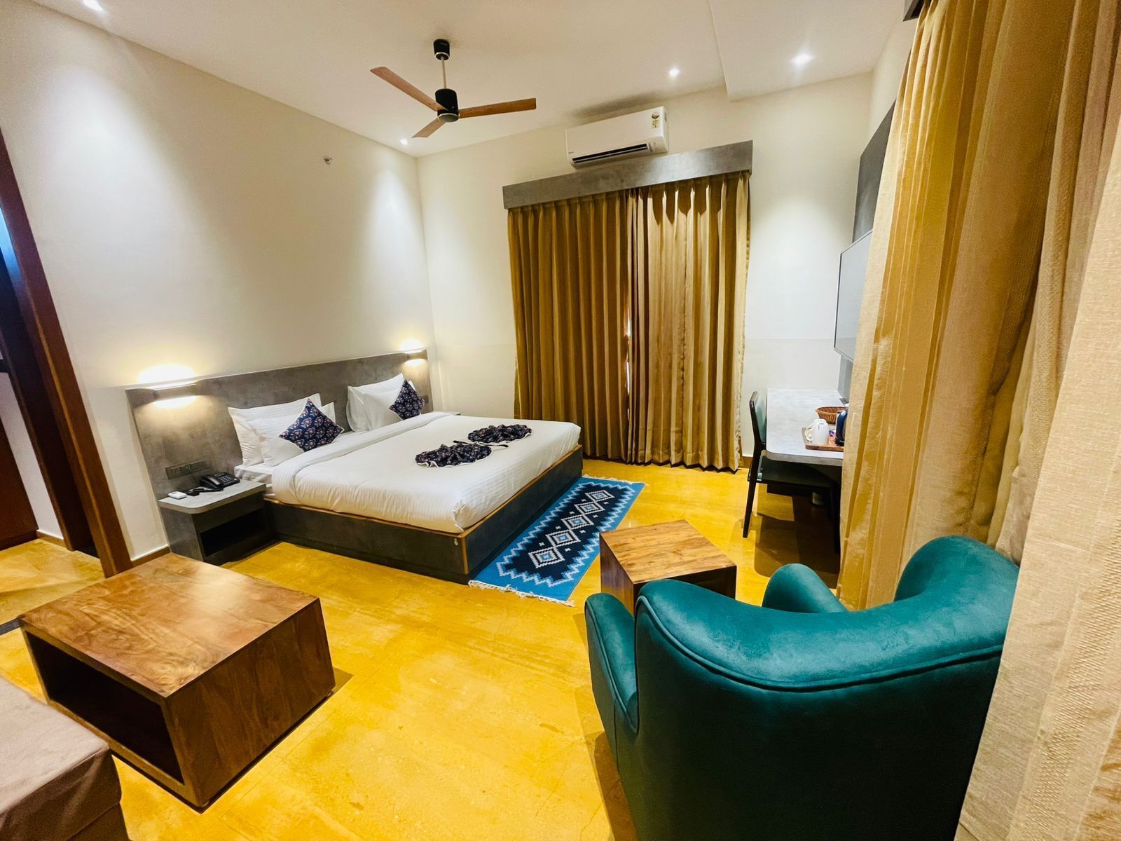 Iron/ironing board, free WiFi, bed sheets