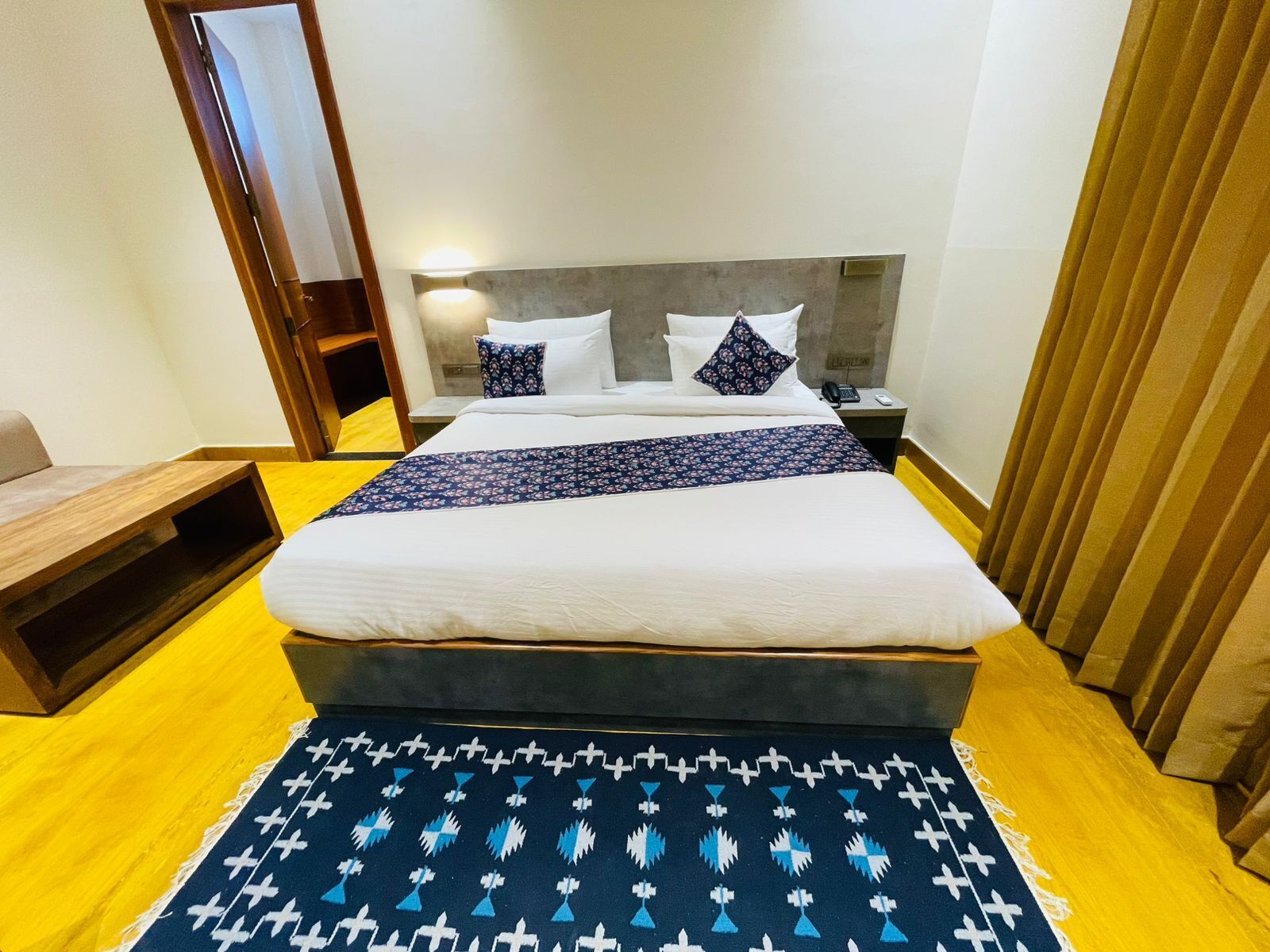 Deluxe Room | Iron/ironing board, free WiFi, bed sheets