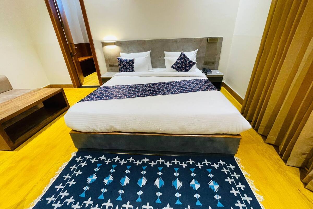 Deluxe Room | Iron/ironing board, free WiFi, bed sheets