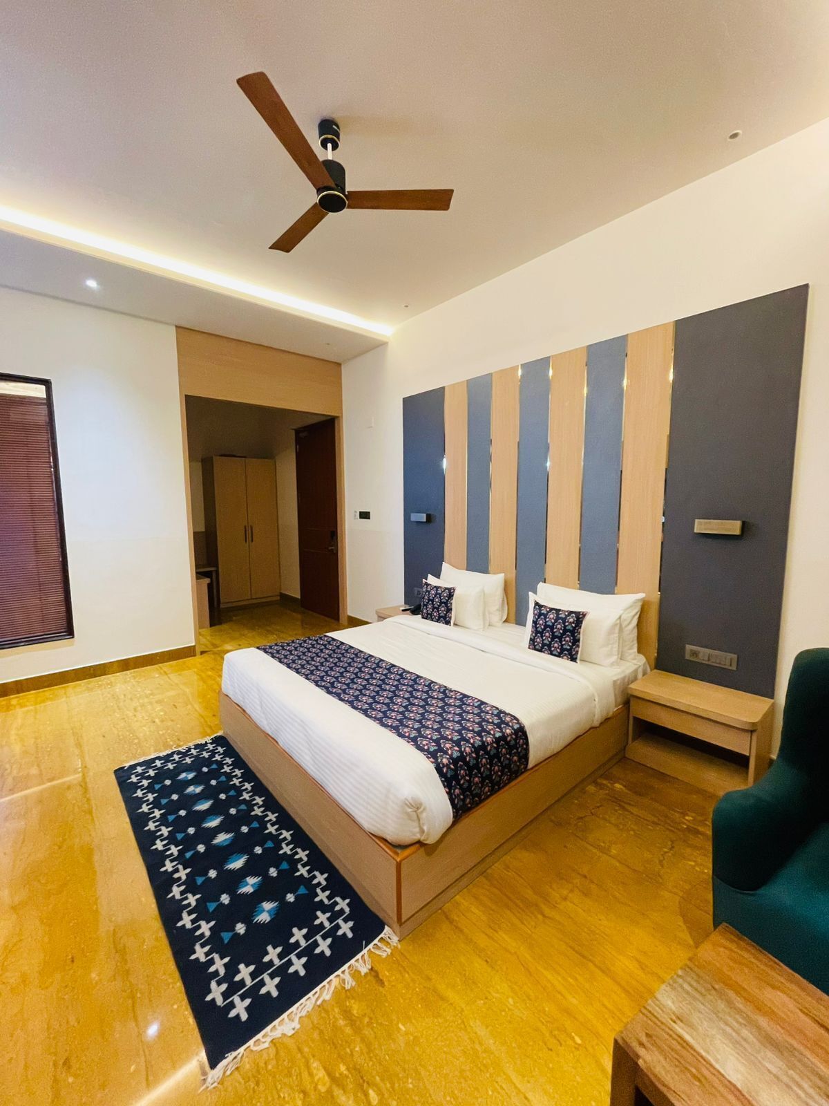 Royal Room, Pool View