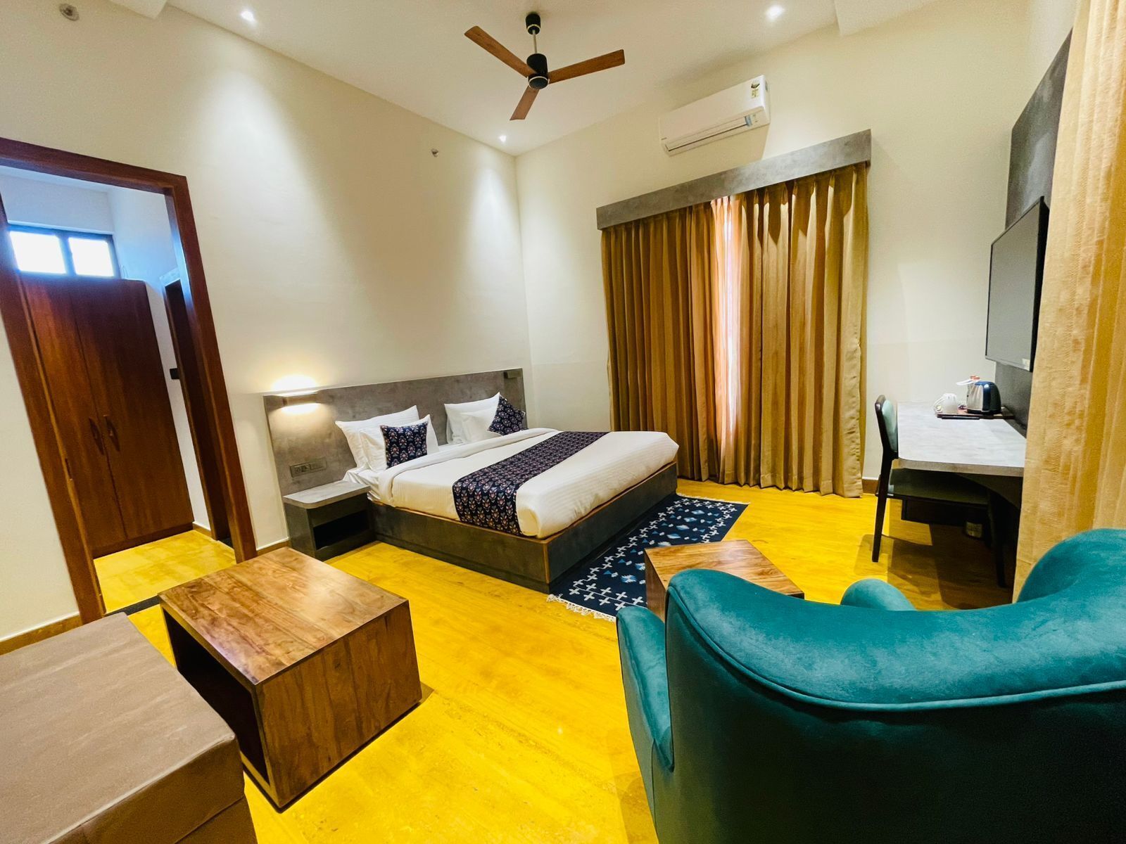 Iron/ironing board, free WiFi, bed sheets