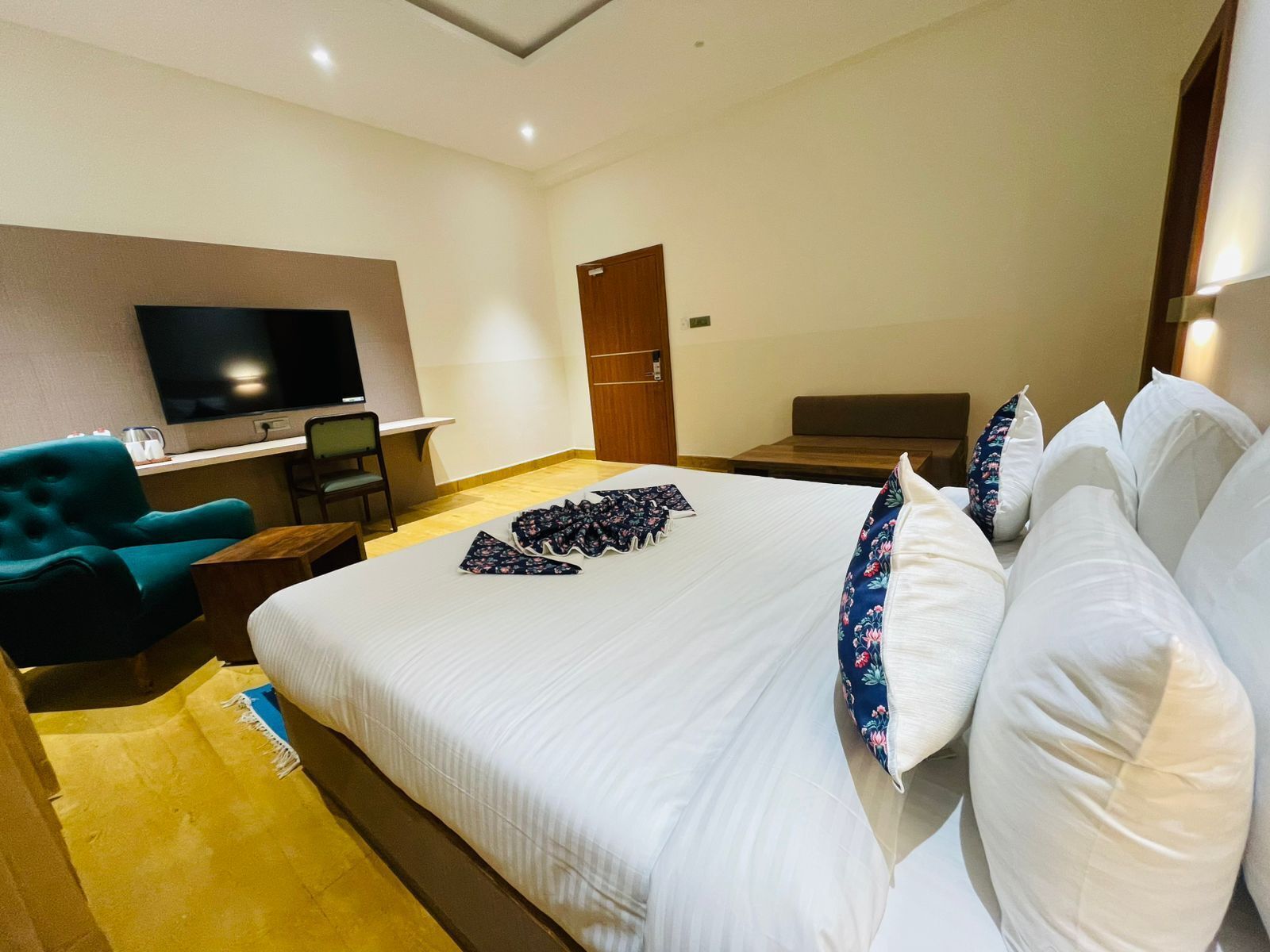Luxury Room | Iron/ironing board, free WiFi, bed sheets