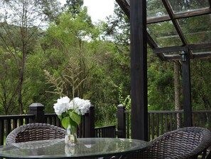 Outdoor dining - Winterwald Alpine Chalet in Urubici with nature activities. (Urubici)