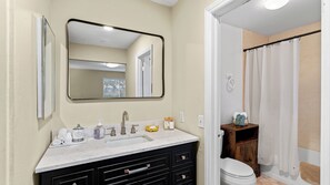 Hair dryer, towels, soap, shampoo - Modern 4BR Retreat - Fully Equipped - Near Disney (Chino)
