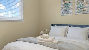 4 bedrooms, desk, iron/ironing board, travel cot - Modern 4BR Retreat - Fully Equipped - Near Disney (Chino)