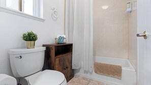 Hair dryer, towels, soap, shampoo - Modern 4BR Retreat - Fully Equipped - Near Disney (Chino)