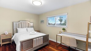 4 bedrooms, desk, iron/ironing board, travel cot - Modern 4BR Retreat - Fully Equipped - Near Disney (Chino)