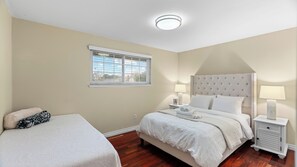 4 Schlafzimmer, Schreibtisch, Bügeleisen/Bügelbrett, Reisekinderbett