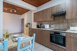 Apartment, 2 Bedrooms, Kitchen, Sea View | Dapur peribadi | Peti sejuk/penyejuk beku saiz penuh, ketuhar gelombang mikro, ketuhar 