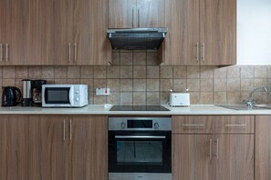 Appartement, 2 chambres, cuisine, vue mer | Cuisine privée | Grand réfrigérateur, micro-ondes, four, plaque de cuisson