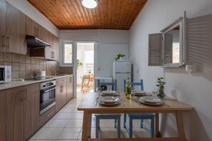 Apartamento, 2 quartos, cozinha, vista para o mar | Cozinha privada | Geladeira grande, micro-ondas, fogão, cooktop