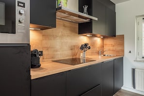 Frigorifero, microonde, forno, piano cottura