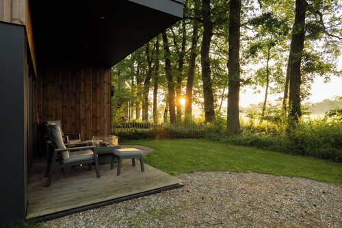 The forest lodge Royal: a 2-person stay in the forested park area. Peace, privacy and a unique nature experience near Winterswijk.