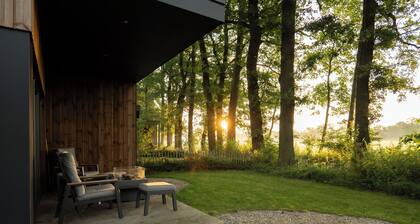 The forest lodge Royal: a 2-person stay in the forested park area. Peace, privacy and a unique nature experience near Winterswijk.
