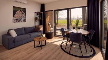 Een televisie en een stereo