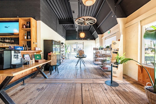 This Hofvilla Amalia for 6 pers. features three bedrooms, a spacious living area and a terrace with private hot tub.