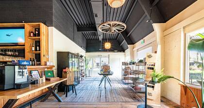 This Hofvilla Amalia for 6 pers. features three bedrooms, a spacious living area and a terrace with private hot tub.