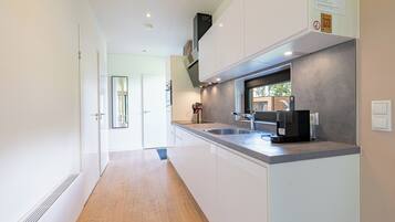 Kühlschrank, Mikrowelle, Herdplatte, Geschirrspüler