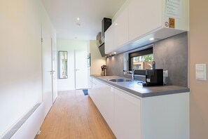 Kühlschrank, Mikrowelle, Herdplatte, Geschirrspüler