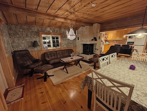 Een open haard, boeken en een printer