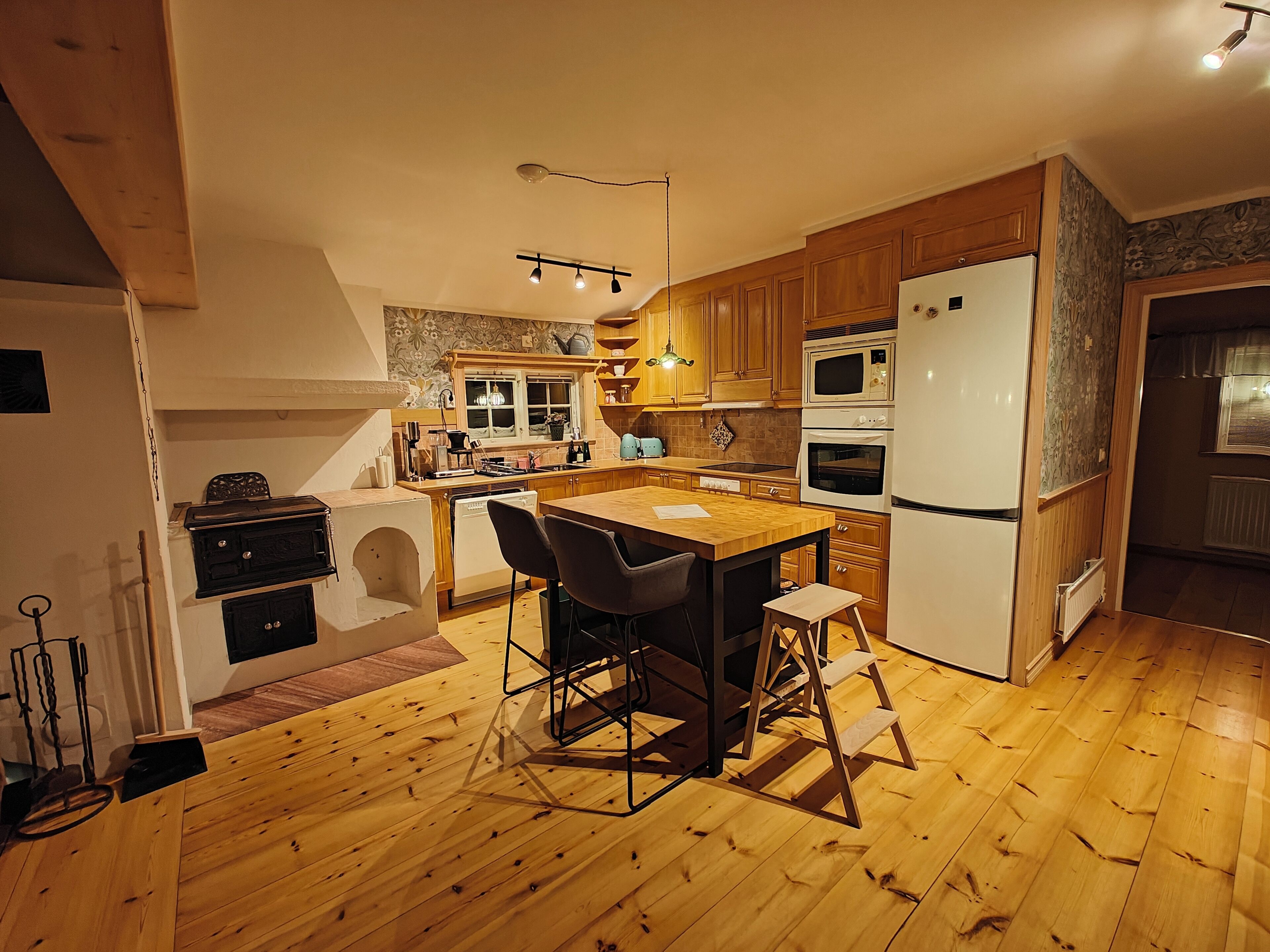 Kylskåp, mikrovågsugn, ugn och spishäll