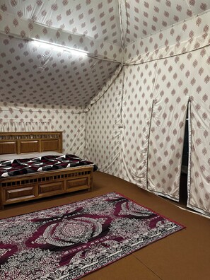 Luksus-feriehus - udsigt til flod | Arbejdsområde til bærbare computere, mørklægningsgardiner