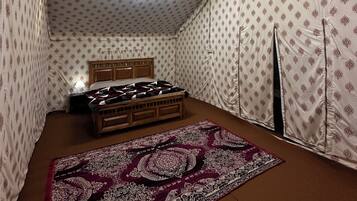 Luxury Cottage, River View | Laptop workspace, blackout curtains