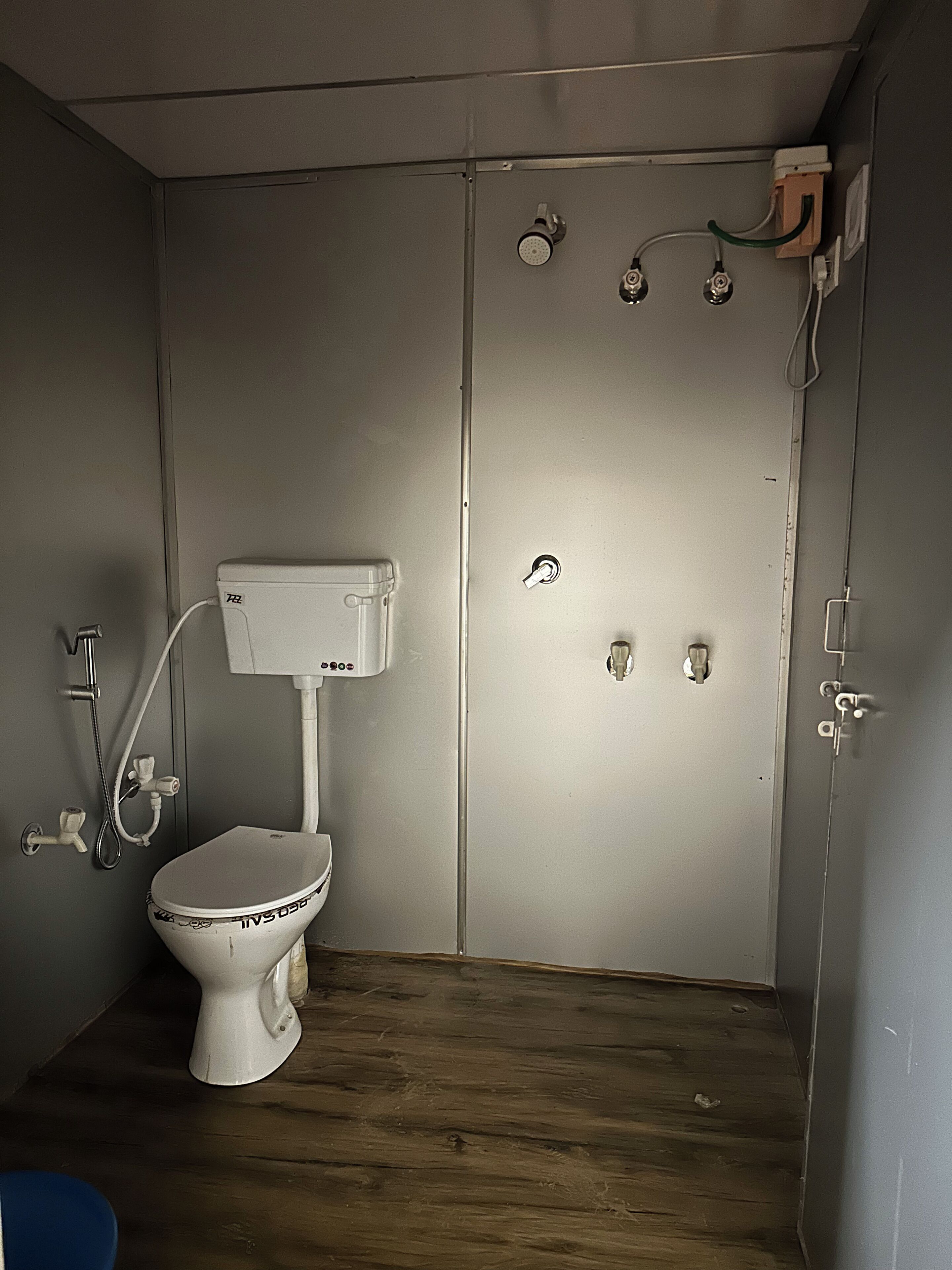 Buồng tắm vòi sen, khăn tắm, xà phòng, dầu gội 