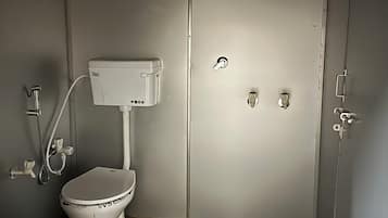 Pancuran mandi, tuala disediakan, sabun, syampu