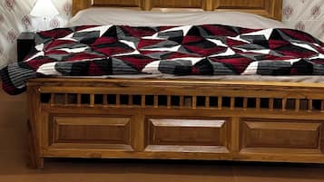 Luxury Cottage, River View | Ruang kerja komputer riba, langsir/tirai gelap terus