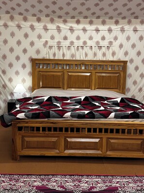 Luksus-feriehus - udsigt til flod | Arbejdsområde til bærbare computere, mørklægningsgardiner