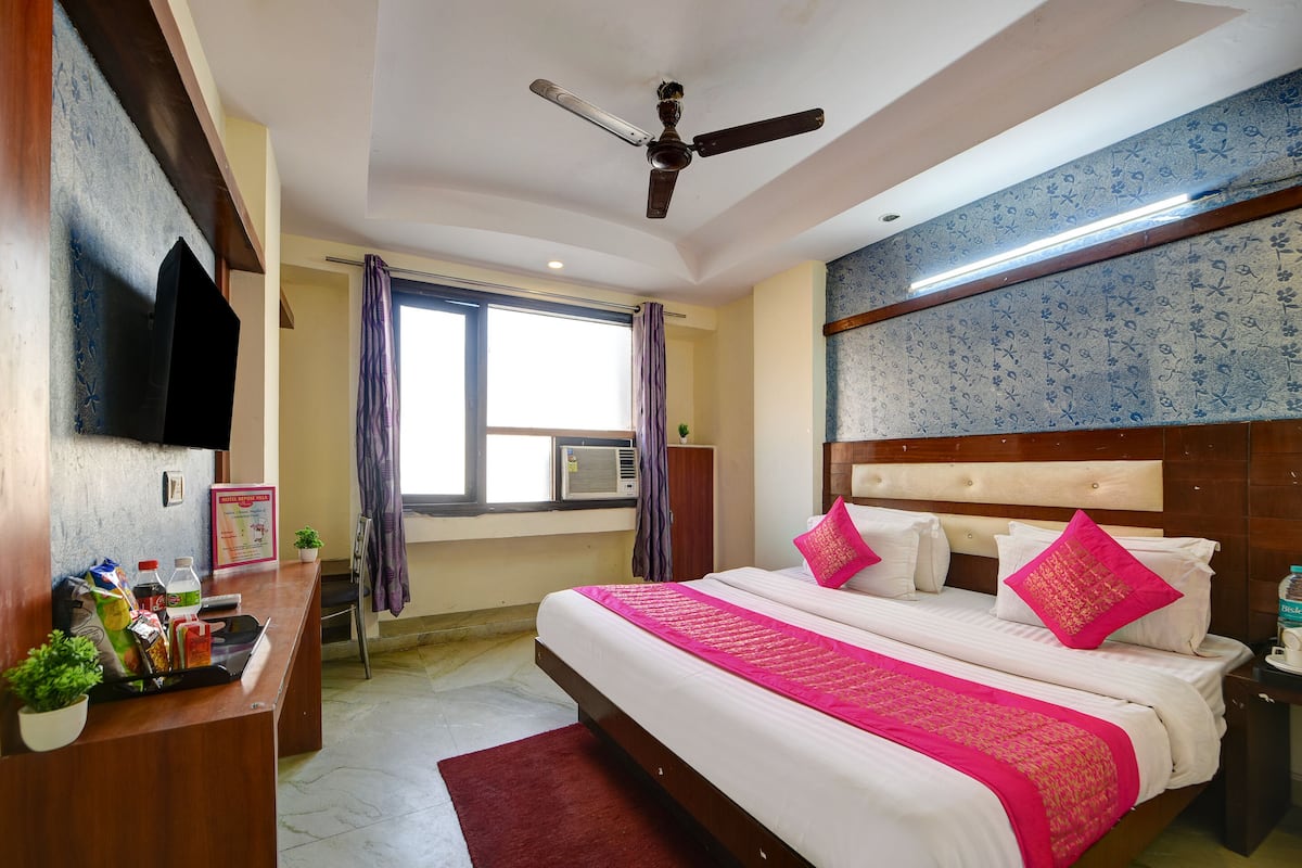 Laptop workspace, free WiFi