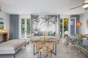 TV connectée, livres, chaîne hi-fi