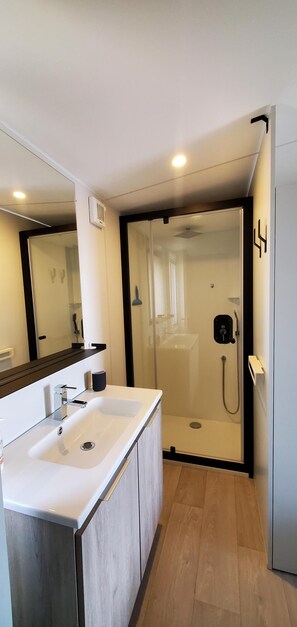 Shower, hair dryer, soap, toilet paper - Luxury mobile home sea view Domaine de l'Ile d'Or Saint Raphaël (Saint-Raphaël)