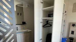 A modern bedroom with a wardrobe, a bedside table, and a bed. - Luxury mobile home sea view Domaine de l'Ile d'Or Saint Raphaël (Saint-Raphaël)