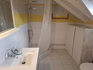 A bathroom with a glass sink, shower, and tiled walls. - Tranquil 2-bedroom apartment with AC in Morne-à-l'Eau (Morne-à-l'Eau)